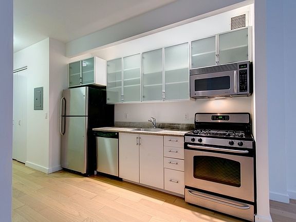 3rd image of 37 Wall St APT 12T