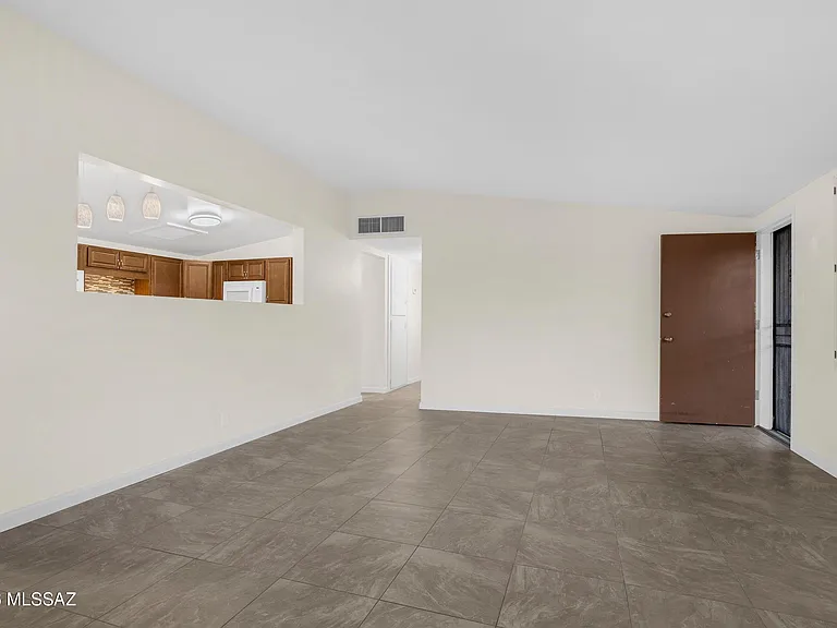 5819 E Rosewood St — Photo 3
