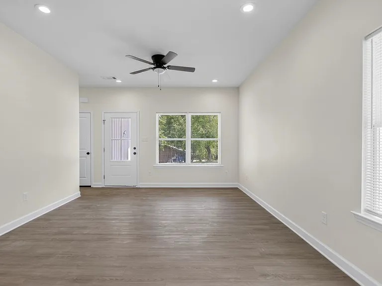 4800 Greenfield Dr — Photo 6