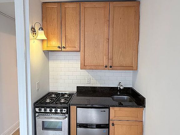 3rd image of 84 Horatio St APT 4B