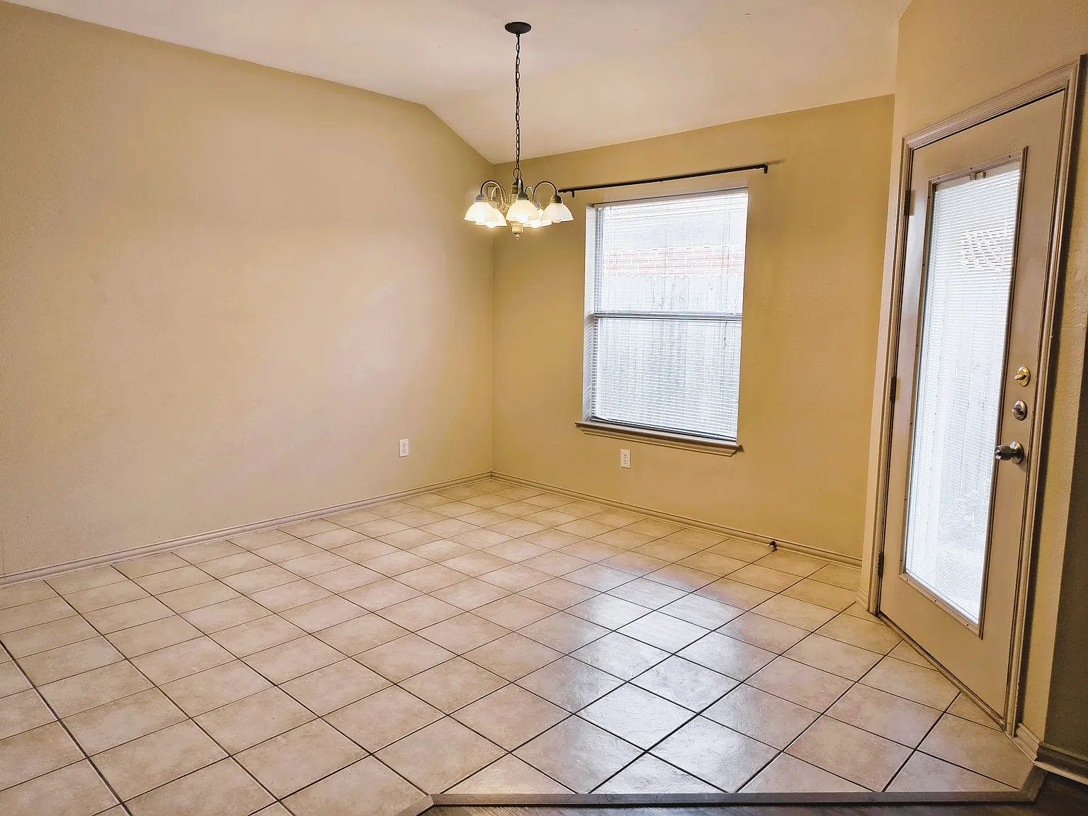 3 bed, 1357 sqft, $1,800 — Photo 3