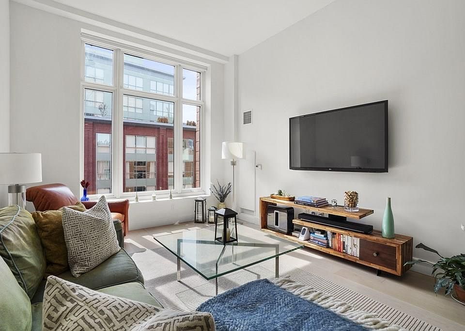 1st image of 100 Lovejoy Wharf Unit 12P