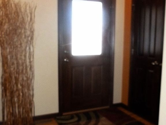 inviting foyer w/closet+volume