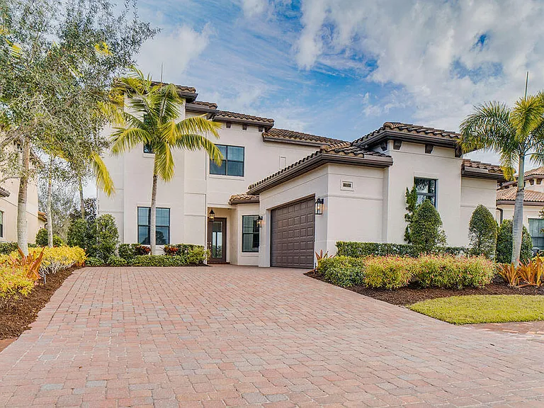 170 SE Calmo Cir — Photo 1