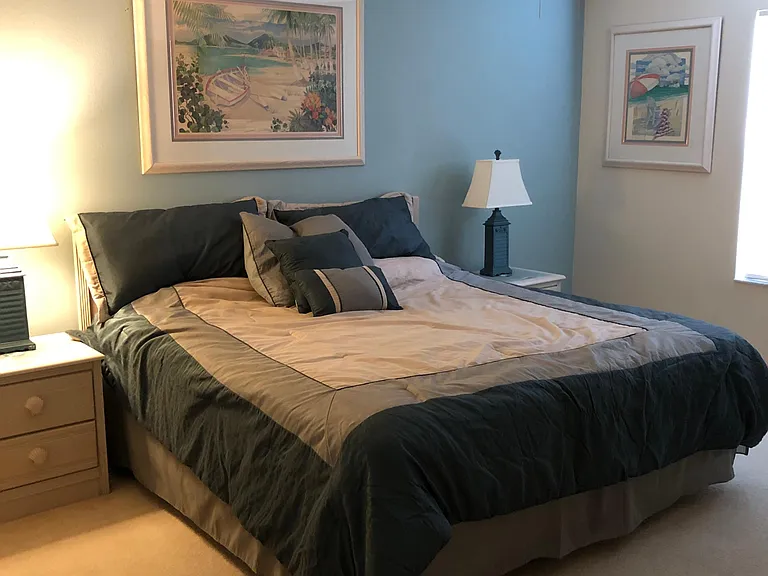 Master bedroom-King bed