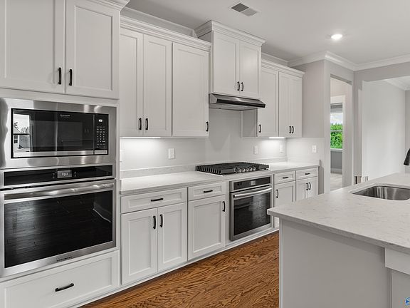 3rd image of 215 Applewood Ct