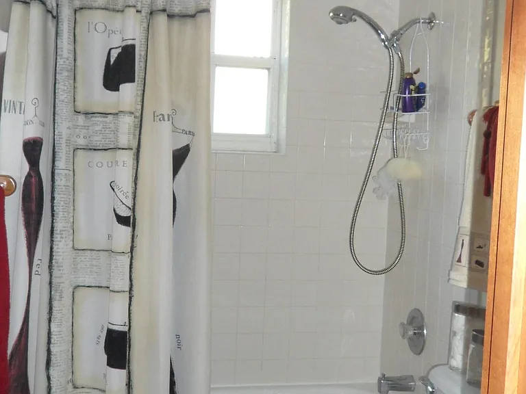Second floor bath (not available)
