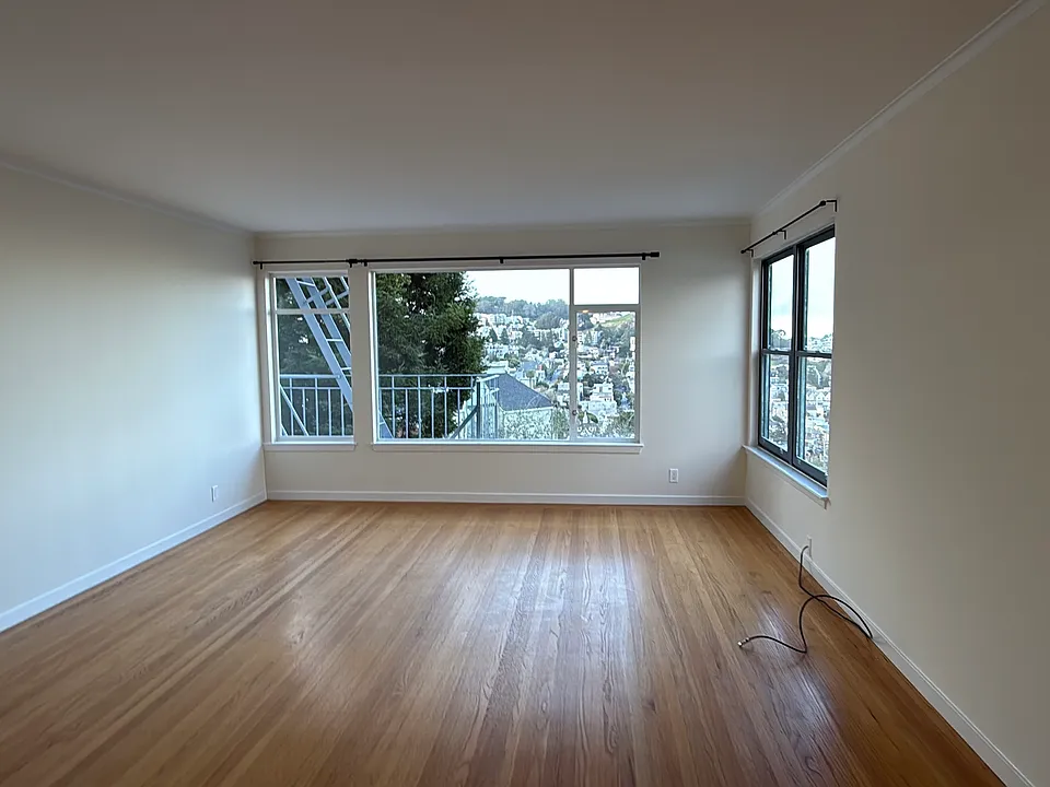 Large Living Room with view included (photo on a cloudy day)