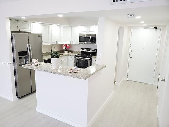 2nd image of 18011 Biscayne Blvd APT 503