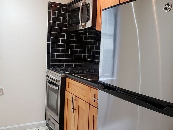 3rd image of 119 Washington Pl APT 17