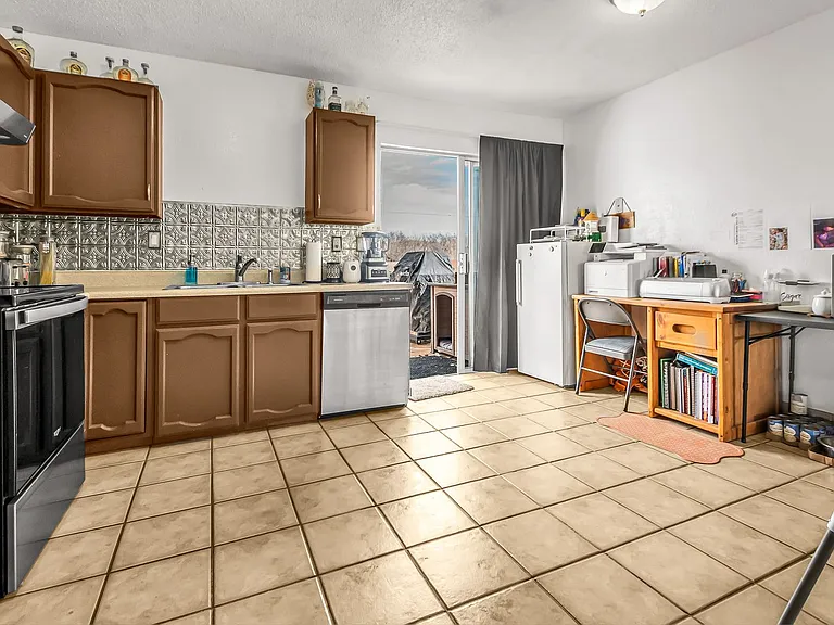252 E Rangely Ave — Photo 9