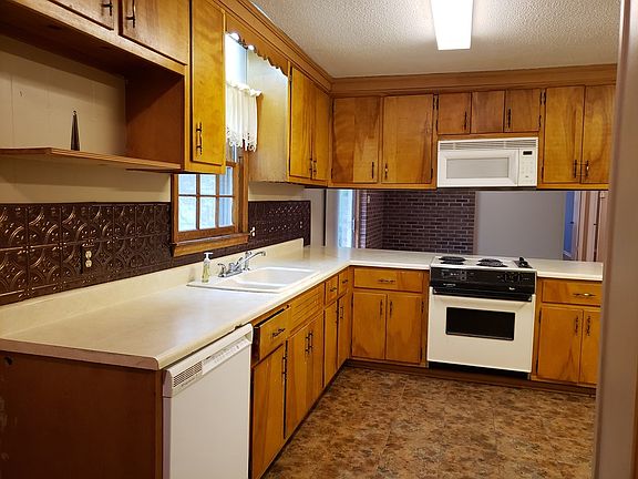 5th image of 42 Rose Hill Dr