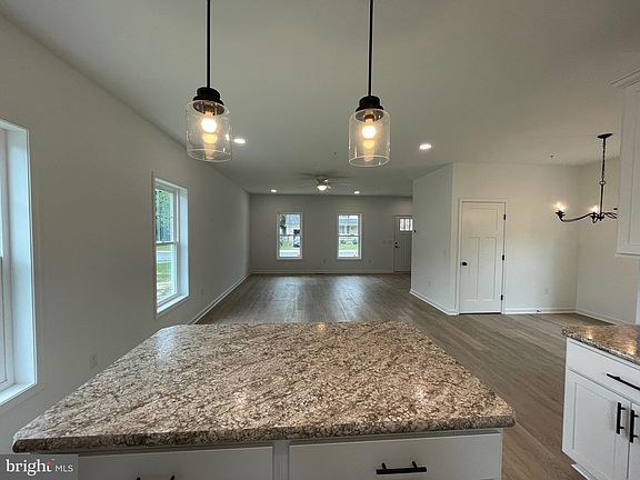 5th image of 323 Mallard Dr