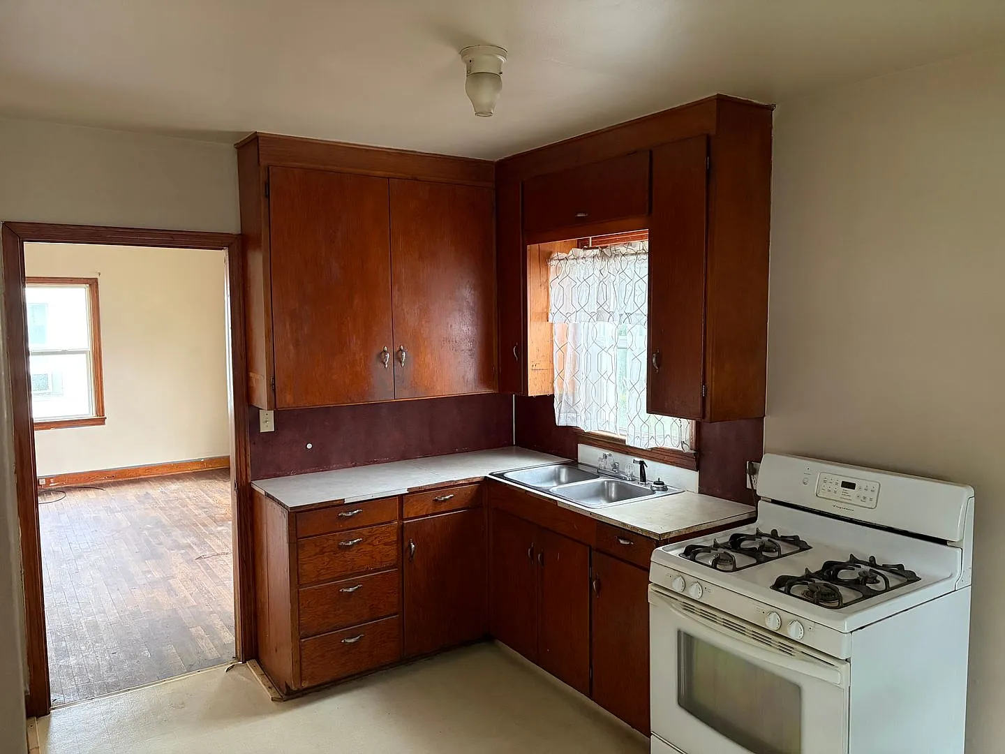2 Bedroom and 1 Bathroom House — Photo 4