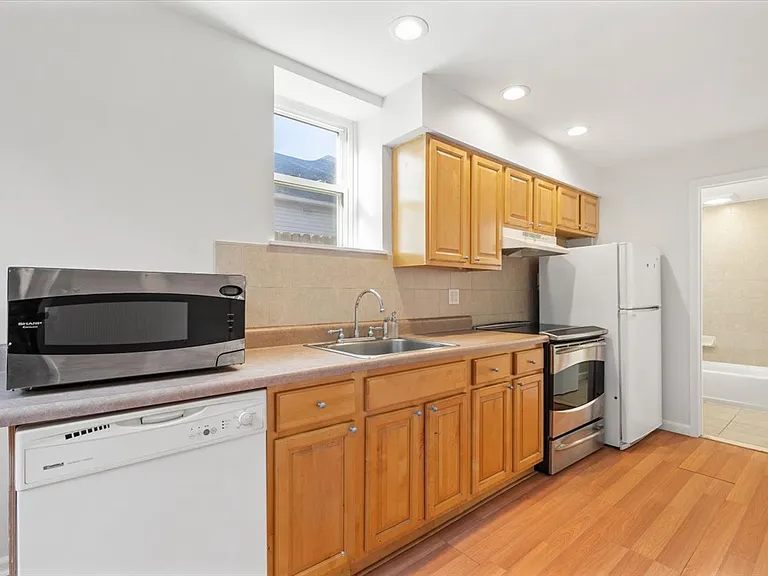 Kitchen with dishwasher