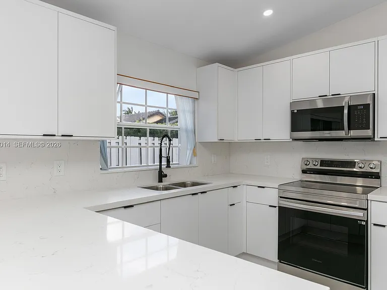 1938 SW 137th Ct — Photo 8
