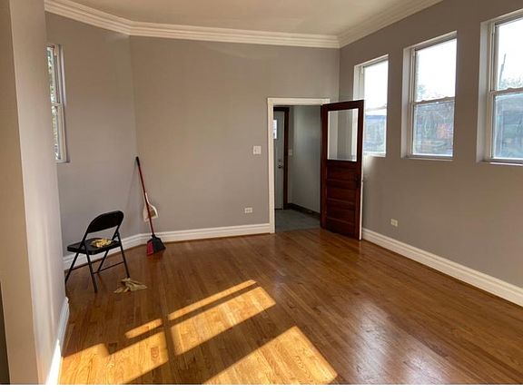 4th image of 2426 W Diversey Ave