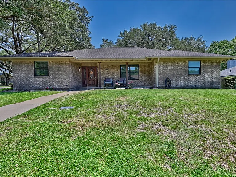 1600 Pecan St — Photo 1