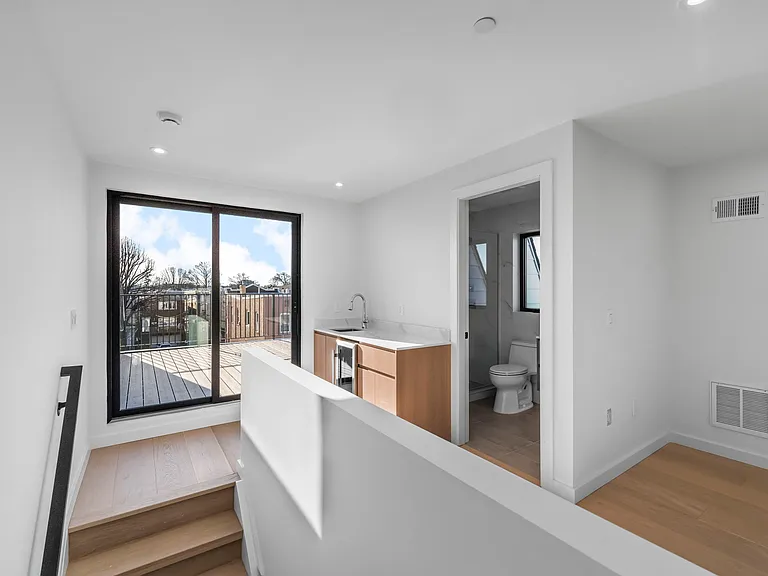 222 Washington Pl — Photo 4