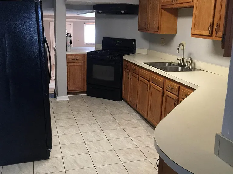 1124 W Marsh St — Photo 4