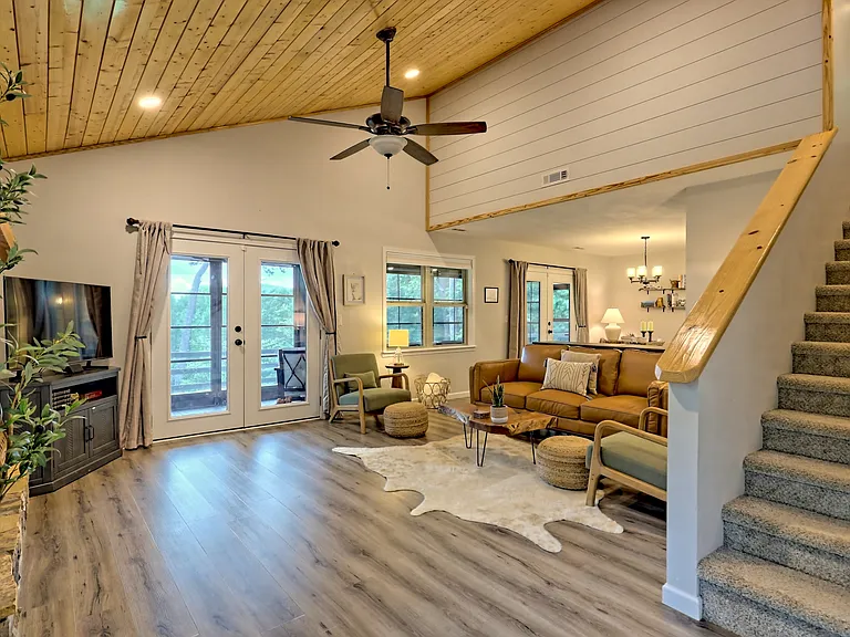 112 John English Dr — Photo 2