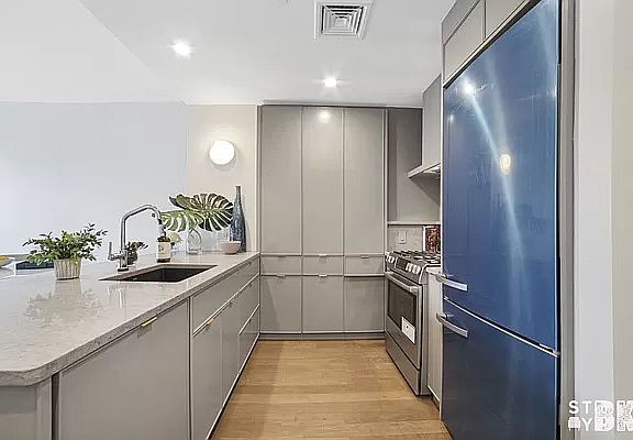 2nd image of 194 21st St #2CB
