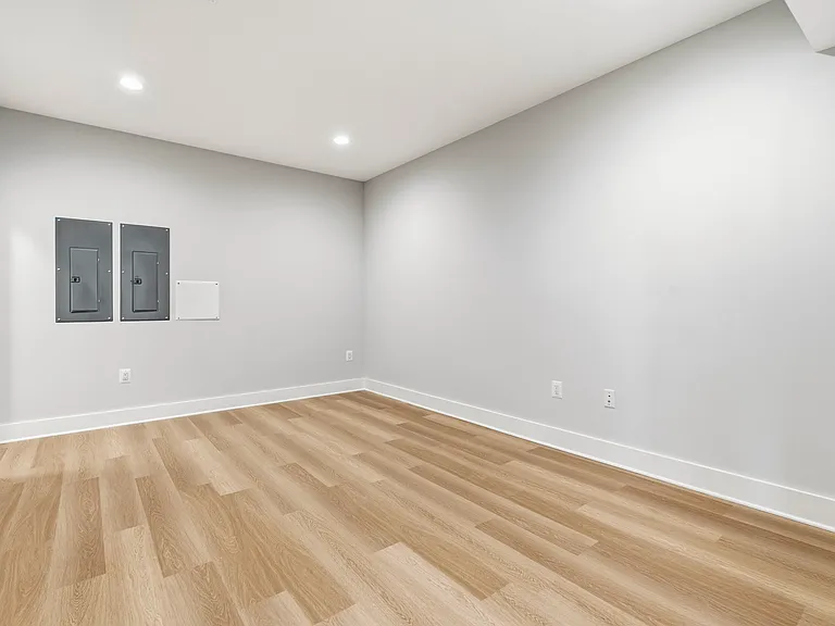 6806 Farragut Ave — Photo 38