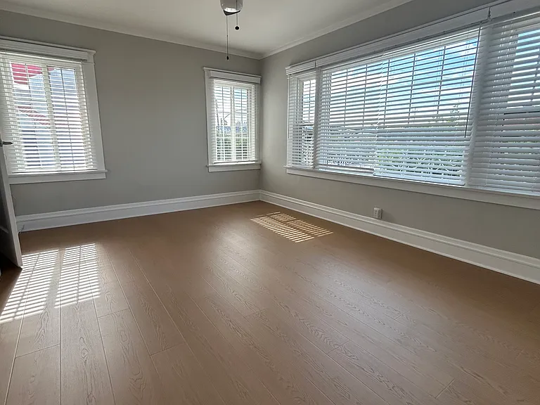 4652 Oakwood Ave — Photo 2