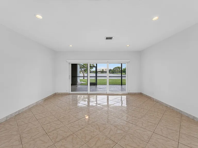 905 NW 133rd Ave — Photo 11