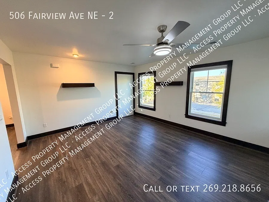 Updated 3 Bedroom Duplex By Hospital — Photo 3
