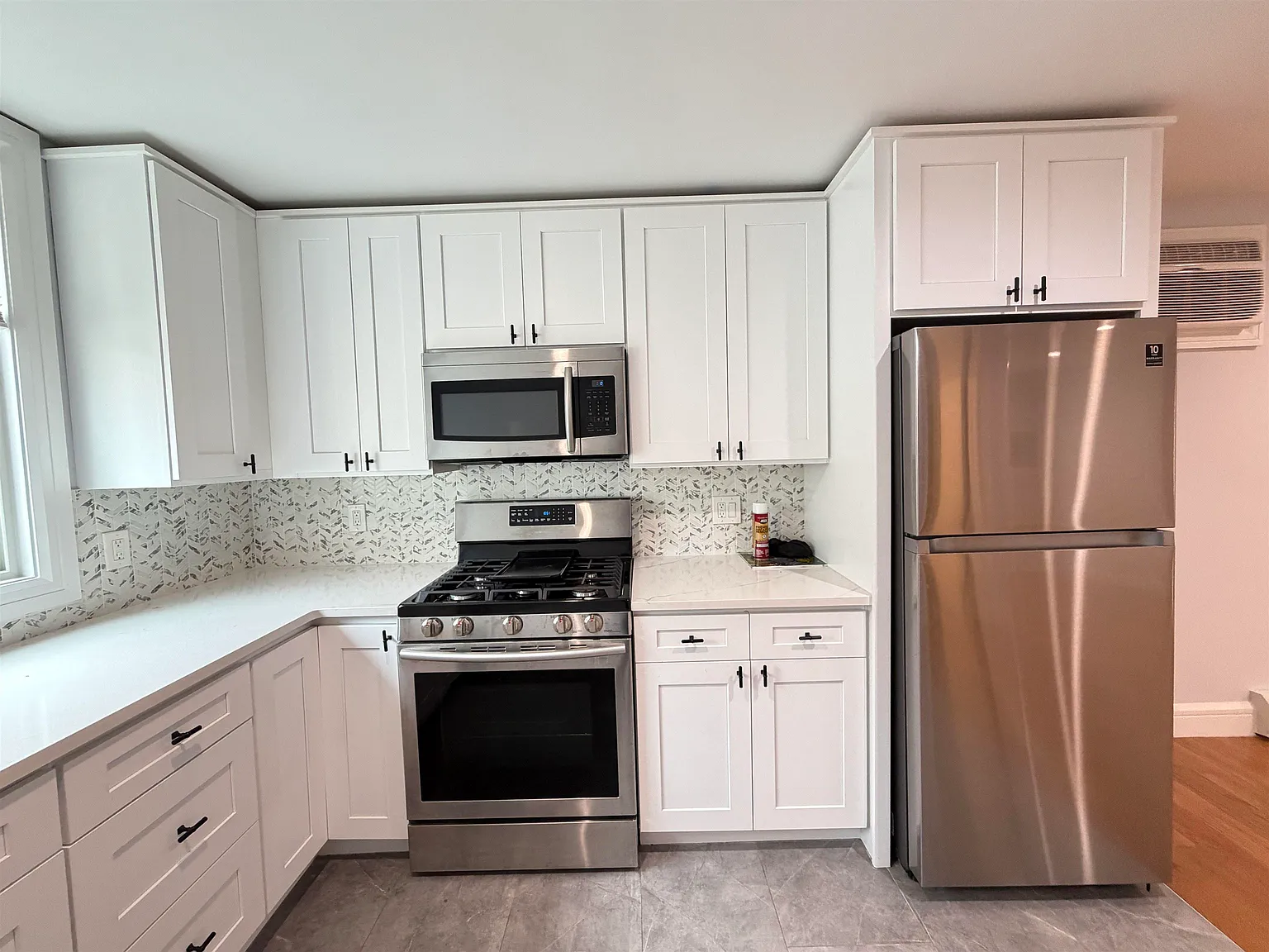 2 bed, 1.0 bath, $2,350 — Photo 2
