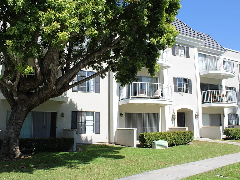 Versailles on the Lake Apartments — Photo 28