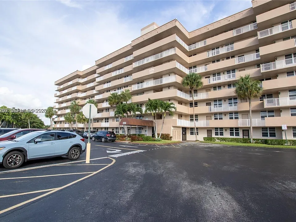250 Jacaranda Dr #302