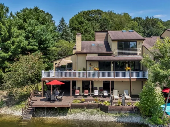 211 Lake Terrace Dr, Munroe Falls, OH 44262