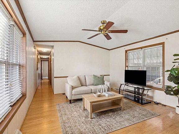 5th image of 726 Hillcrest Ln
