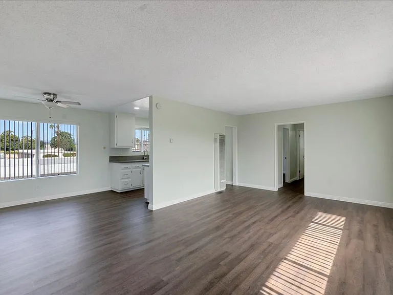 LA GRANADA APARTMENTS — Photo 8