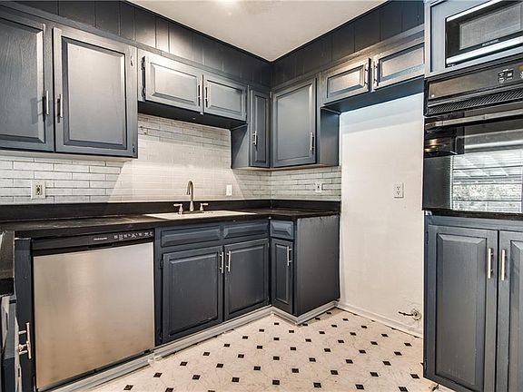 5th image of 215 Primrose Hill St