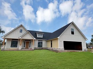 217 Arrowhead Dr, Lake Jackson, TX 77566