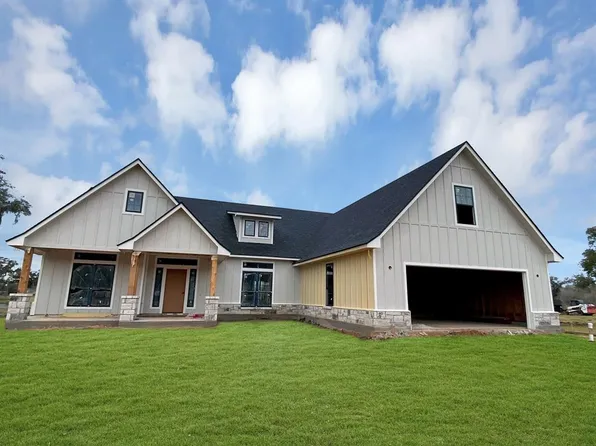 217 Arrowhead Dr, Lake Jackson, TX 77566