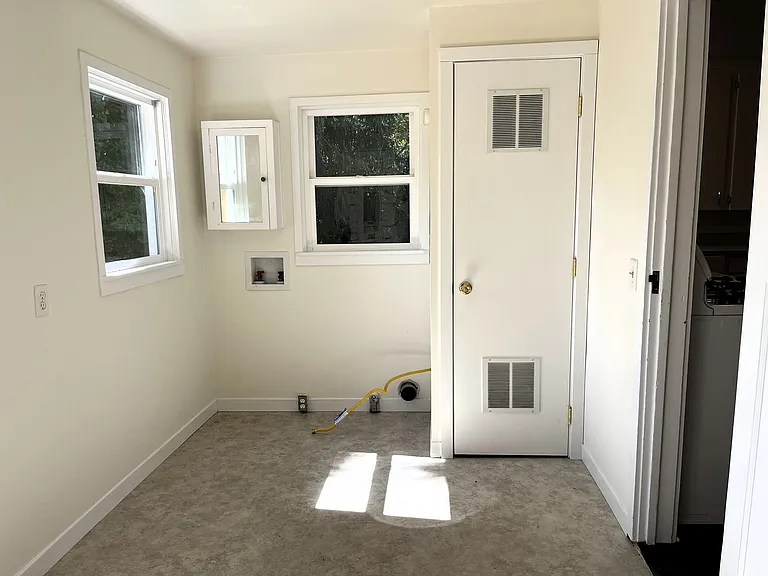 488 Sea Ave — Photo 8