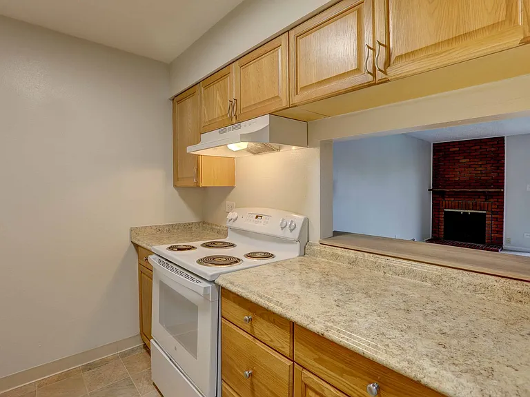 Monaco Parkway Apartments — Photo 8