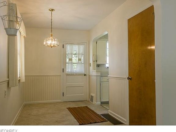 3rd image of 511 Broadway St E