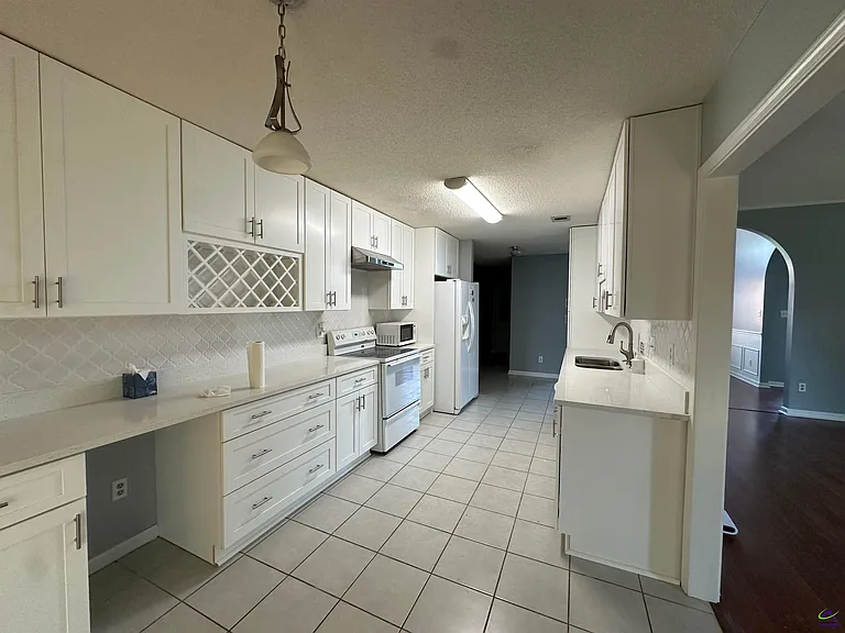 225 Autumn Woods Dr — Photo 5
