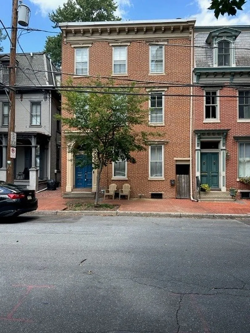 Welcome to our cozy 1st floor 2-bedroom, 1-bathroom apartment located in the heart of Harrisburg,... — Photo 1