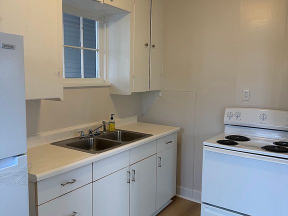4th image of 216 1/2 W 3rd St