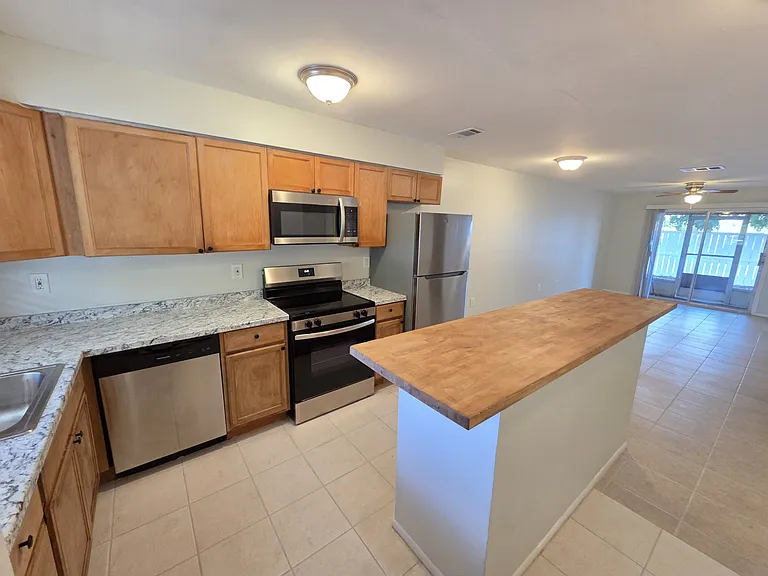 1009 63rd Ave W #2 — Photo 3