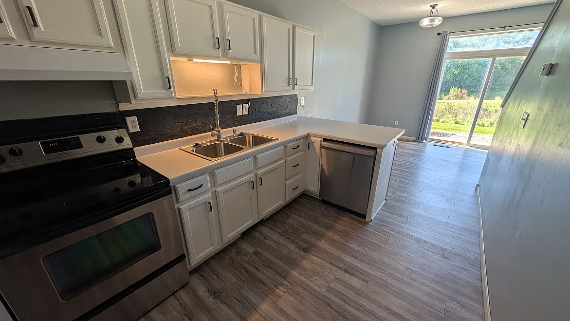 3 bed, 1.5 bath, 1420 sqft, $1,995 — Photo 3