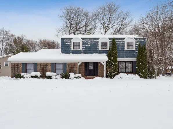 827 5th Ave, Libertyville, IL 60048