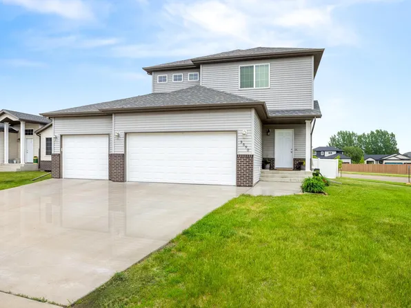 3590 49th St S, Fargo, ND 58104