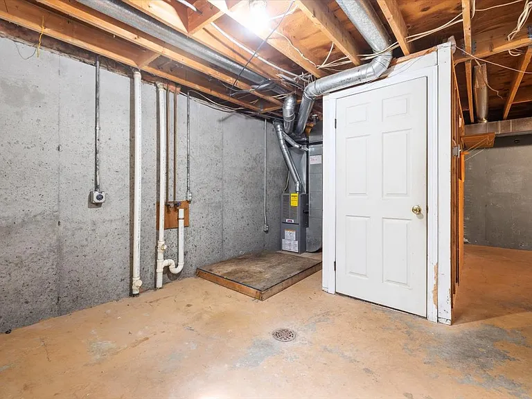 2252 Avenue C — Photo 20